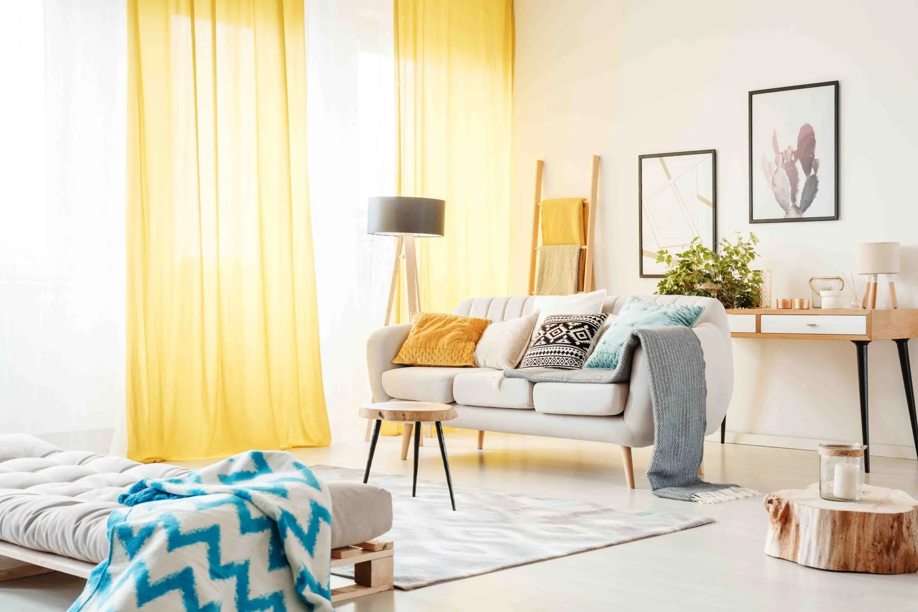 Naama - Raumaustatter, Möbel, Gardinen - Wohnzimmer mit gelben Vorhängen