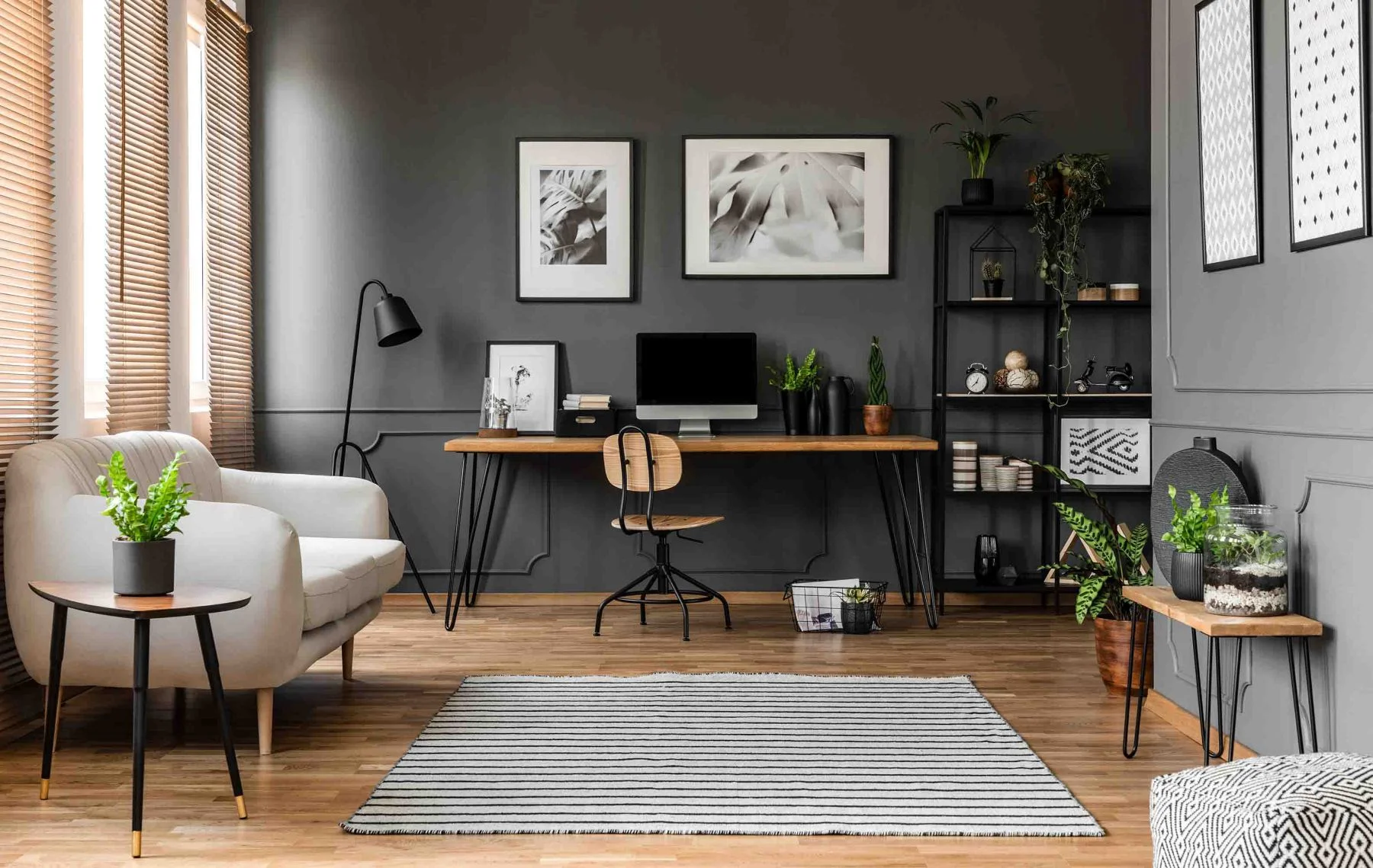 Naama - Raumaustatter, Möbel, Gardinen - Poster im grauen Wohnzimmer