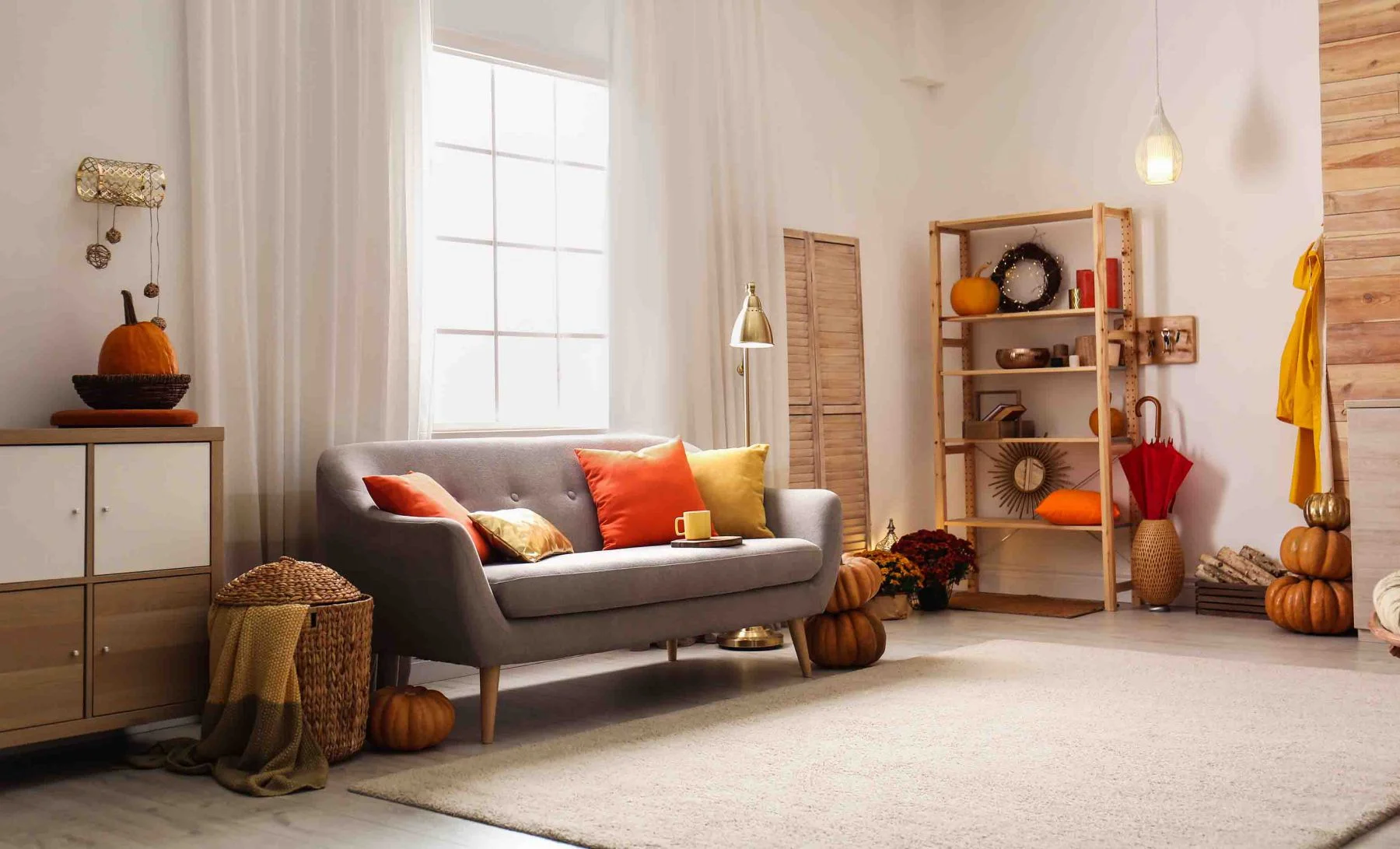 Naama - Raumaustatter, Möbel, Gardinen - Gemütliches Wohnzimmerinterieur, inspiriert von Herbstfarben
